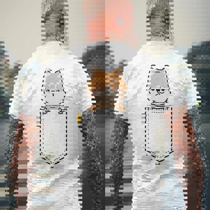 柴犬 しばいぬ 子柴 柴犬子犬 ワンポイント ポケット デザイン かわいい おもしろ 可愛い 犬飼い 犬好き メンズTシャツ バックプリント 高齢者への贈り物