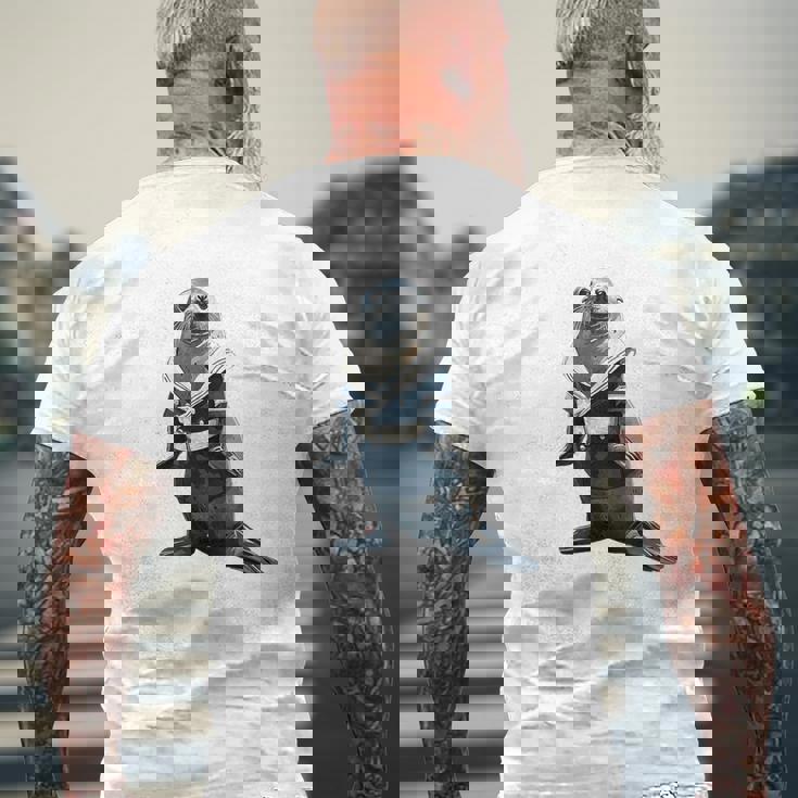 楽しいセーラー服のユーモラスなアザラシ メンズTシャツ バックプリント 高齢者への贈り物