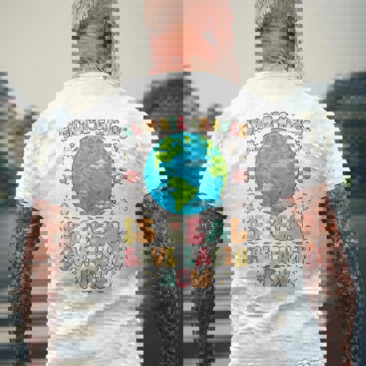 気候変動は本当の地球を救う地球の日 メンズTシャツ バックプリント 高齢者への贈り物