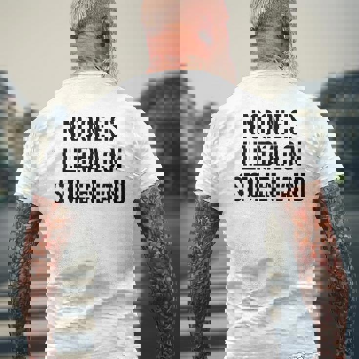 盗まれた土地では誰も違法ではない メンズTシャツ バックプリント 高齢者への贈り物