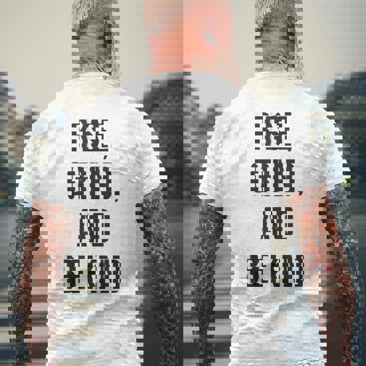 立ち上がって、頑張って、優しくして、ジム、ハッスル、成功、モチベーション メンズTシャツ バックプリント 高齢者への贈り物