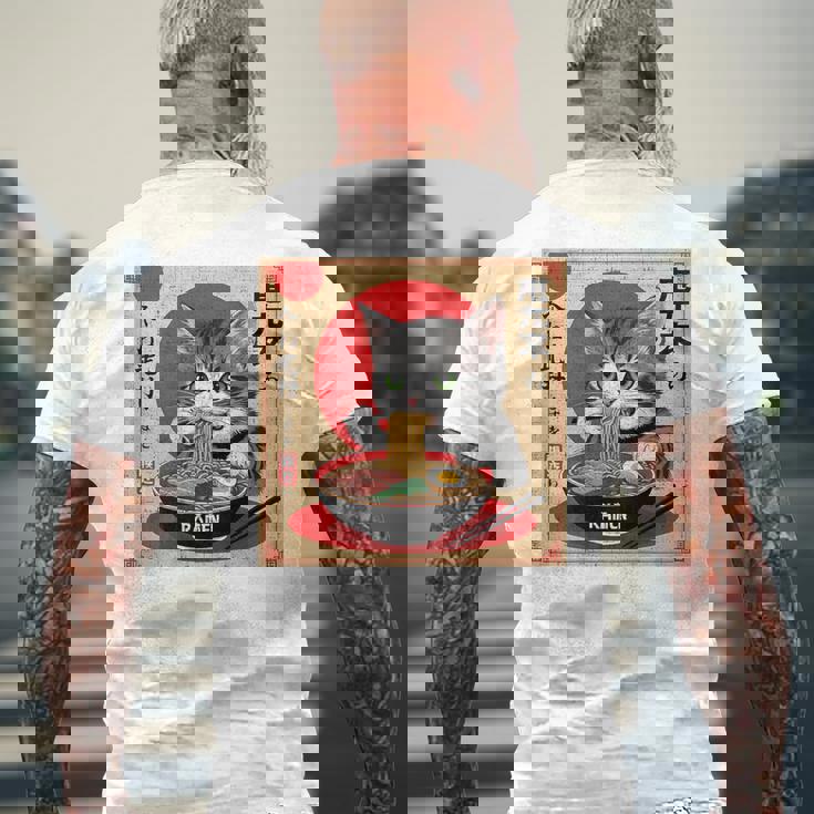 背中にラーメンを食べる緑色の目を持つ日本猫のデザイン。 メンズTシャツ バックプリント 高齢者への贈り物