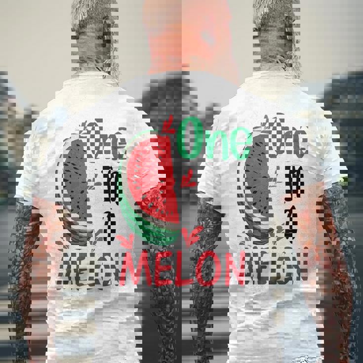 面白いスイカ ハワイのビーチでの休暇 メロンの中のかわいいもの メンズTシャツ バックプリント 高齢者への贈り物