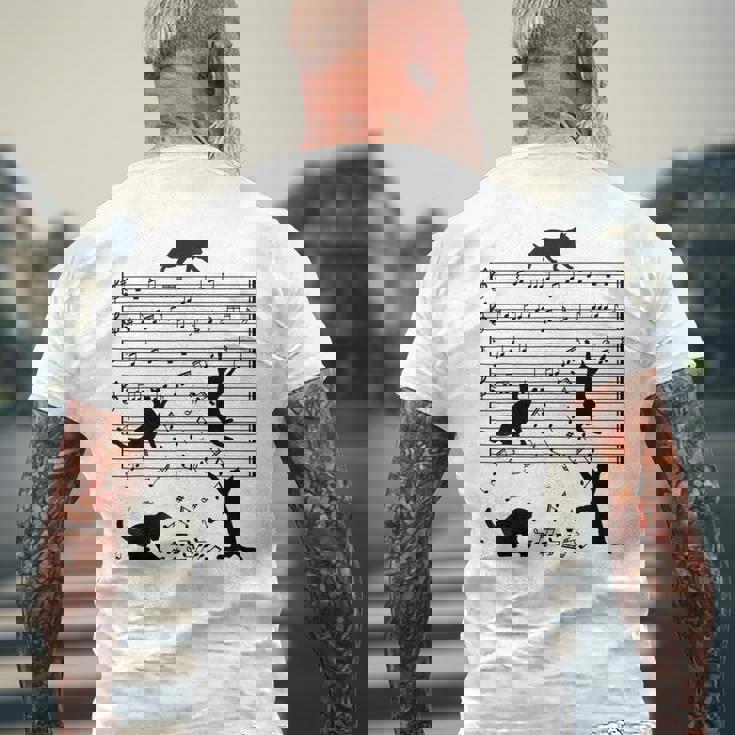 音楽譜上の遊ぶ猫のシルエットデザイン ピアノ音符 遊び心のある猫 猫 ジョーク かわいい 動物好き ギャグ好き メンズTシャツ バックプリント 高齢者への贈り物