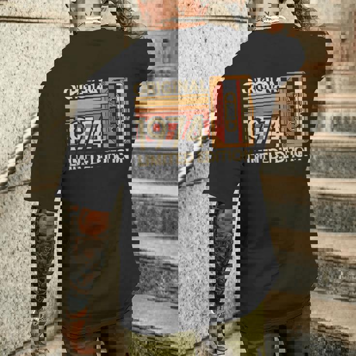 1974 誕生日 カセットテープ ヴィンテージ レトロ 1974 メンズTシャツ バックプリント 彼への贈り物