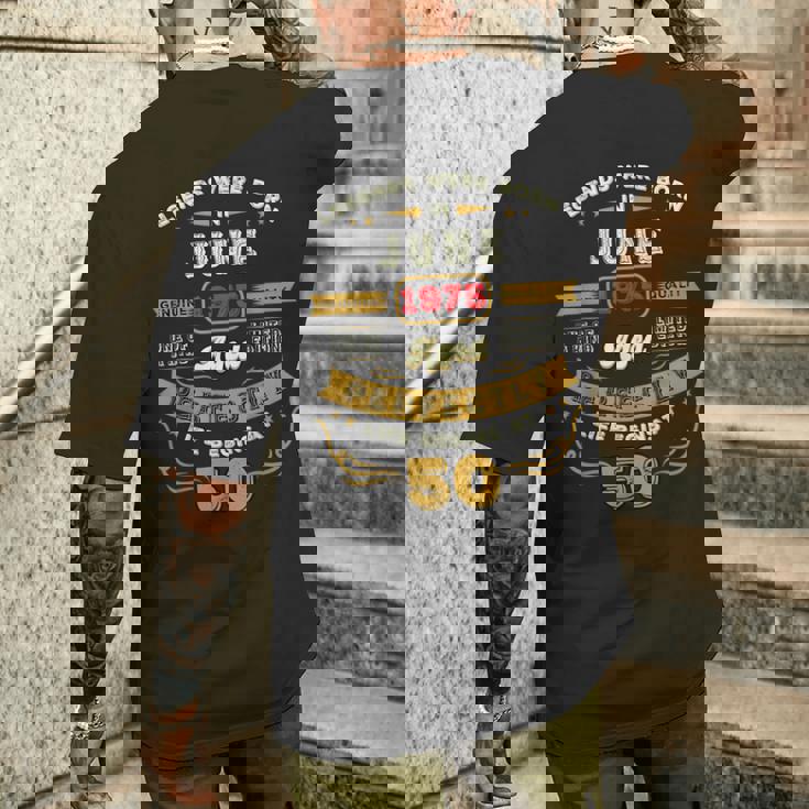 1975年6月生まれ、50歳のヴィンテージ・バースデー・レジェンドたち メンズTシャツ バックプリント 彼への贈り物