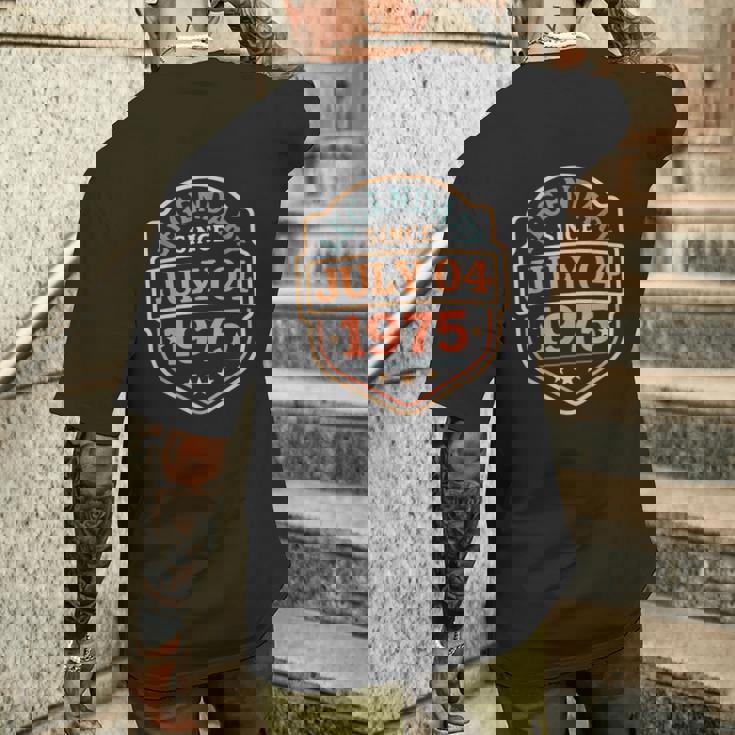 1975年7月4日以来、伝説的。素晴らしい誕生日パーティーレトロ。 メンズTシャツ バックプリント 彼への贈り物