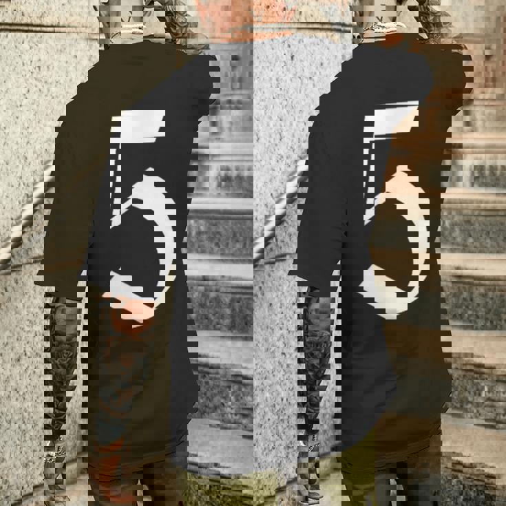 5番目 古英語の中世スタイルの五 メンズTシャツ バックプリント 彼への贈り物