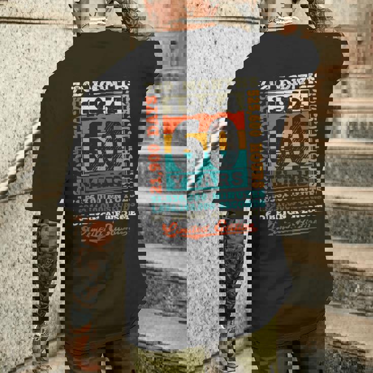 60 Years 720 Months Of Being Awesome Born 1964 60歳の誕生日 メンズTシャツ バックプリント 彼への贈り物