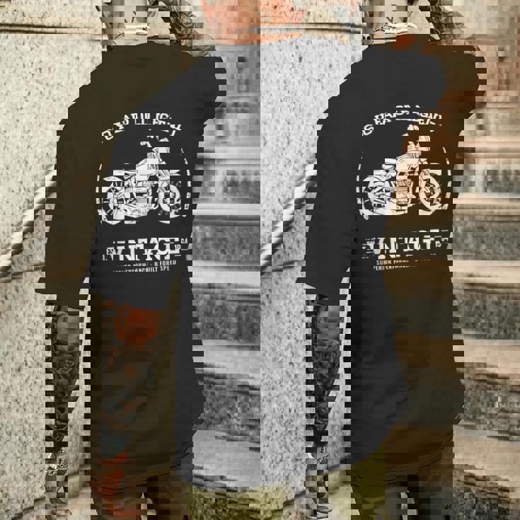 60歳のバイカー。1964年生まれ 60歳の誕生日 バイク バイク メンズTシャツ バックプリント 彼への贈り物