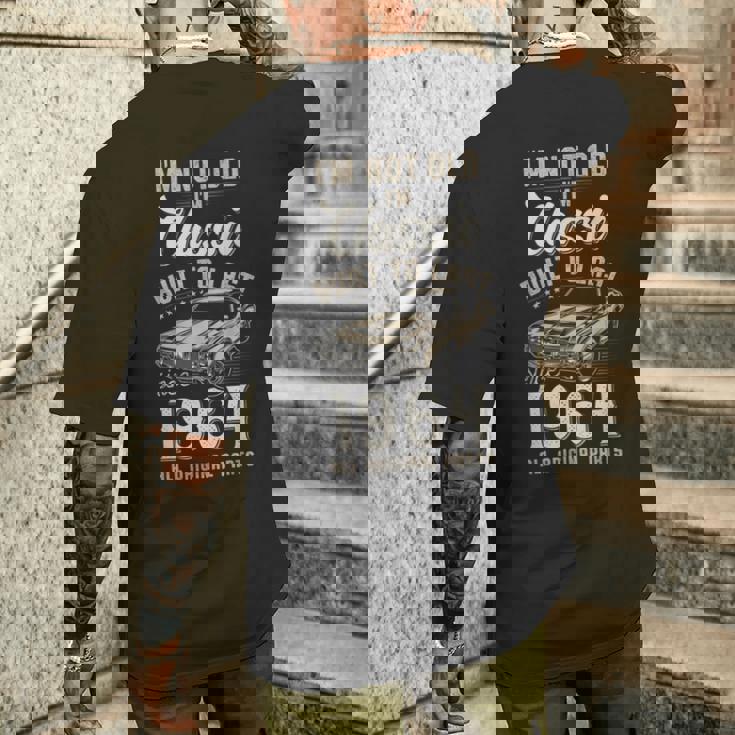 61歳の誕生日 1964年生まれのクラシックカー メンズTシャツ バックプリント 彼への贈り物