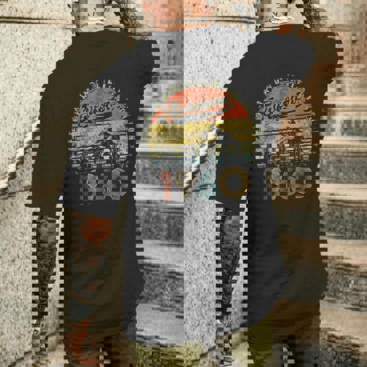 65歳の誕生日プレゼント 男性用 1960年4月 65歳の誕生日 メンズTシャツ バックプリント 彼への贈り物