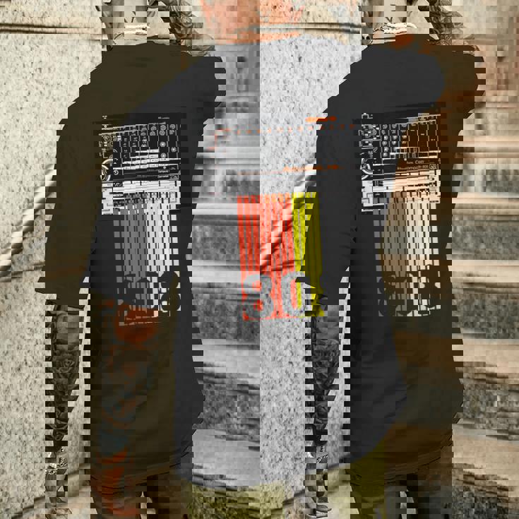 808 ドラム マシン 音楽 ビーツ メンズTシャツ バックプリント 彼への贈り物