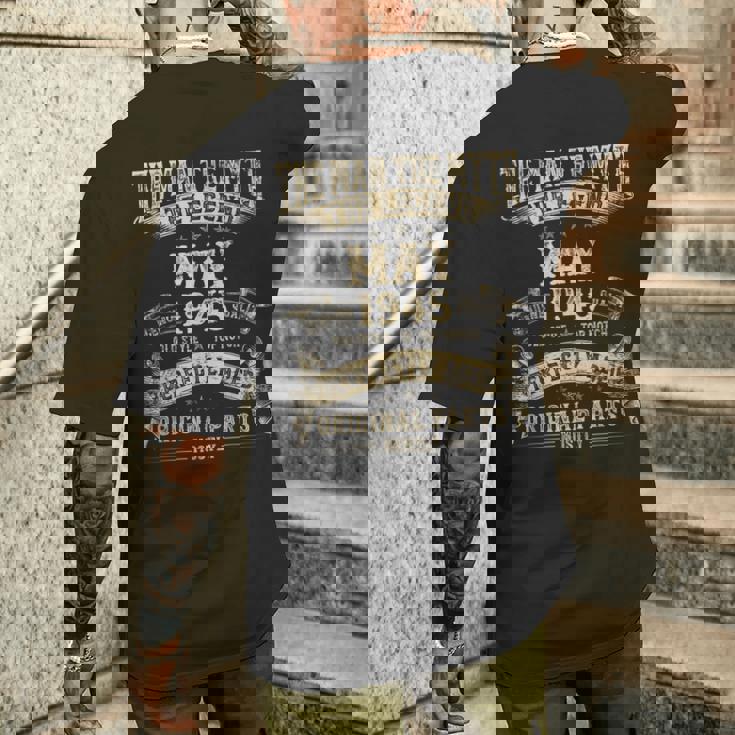 80歳の誕生日プレゼント 男性神話 1945年5月 メンズTシャツ バックプリント 彼への贈り物