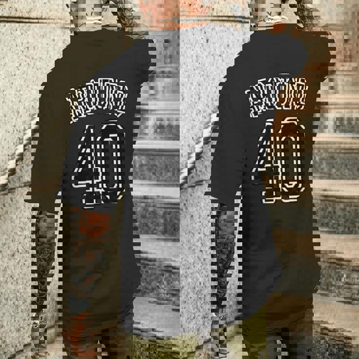 Around 40 アラフォー（四十歳 40才）【ユニフォーム風】（お誕生日）祝 40代 サプライズ 面白 メンズTシャツ バックプリント 彼への贈り物