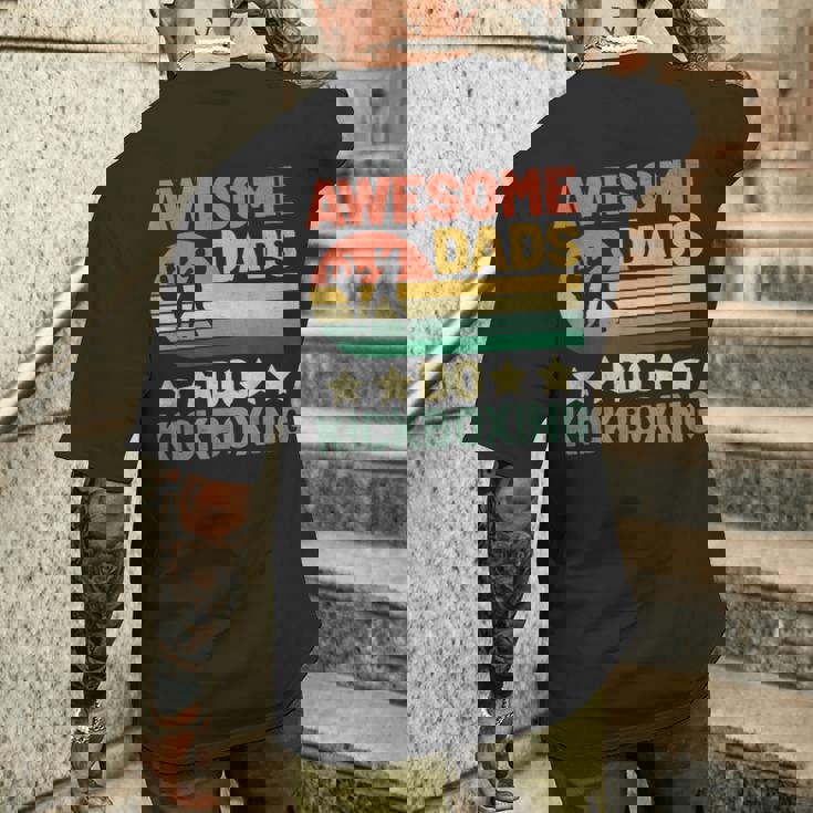 Awesome Dads Do キックボクシング キックボックス キックボクサー メンズTシャツ バックプリント 彼への贈り物