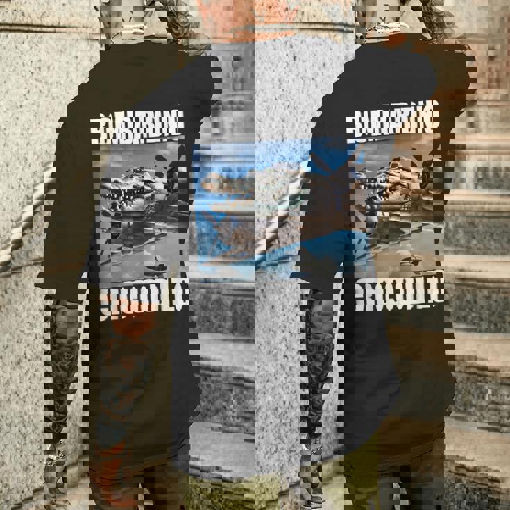 Bombardino Crocodilo イタリアンブレインロットミーム メンズTシャツ バックプリント 彼への贈り物