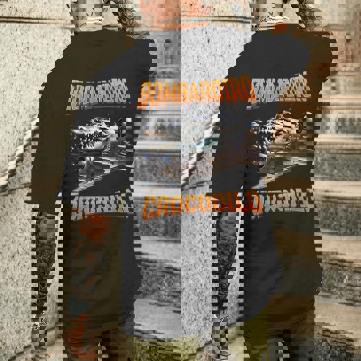 Bombardino Crocodilo イタリアンブレインロットミーム メンズTシャツ バックプリント 彼への贈り物