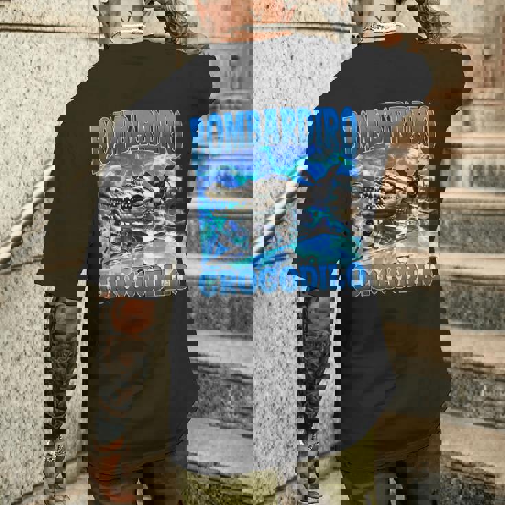 Bombardiro Crocodilo 面白い イタリアン ブレイン ミーム ブーツレッグ メンズTシャツ バックプリント 彼への贈り物