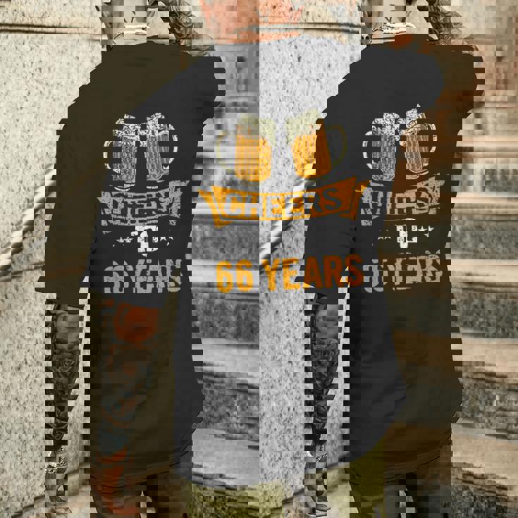 Cheers To 66歳 66歳 誕生日パーティー お祝いギフト メンズTシャツ バックプリント 彼への贈り物
