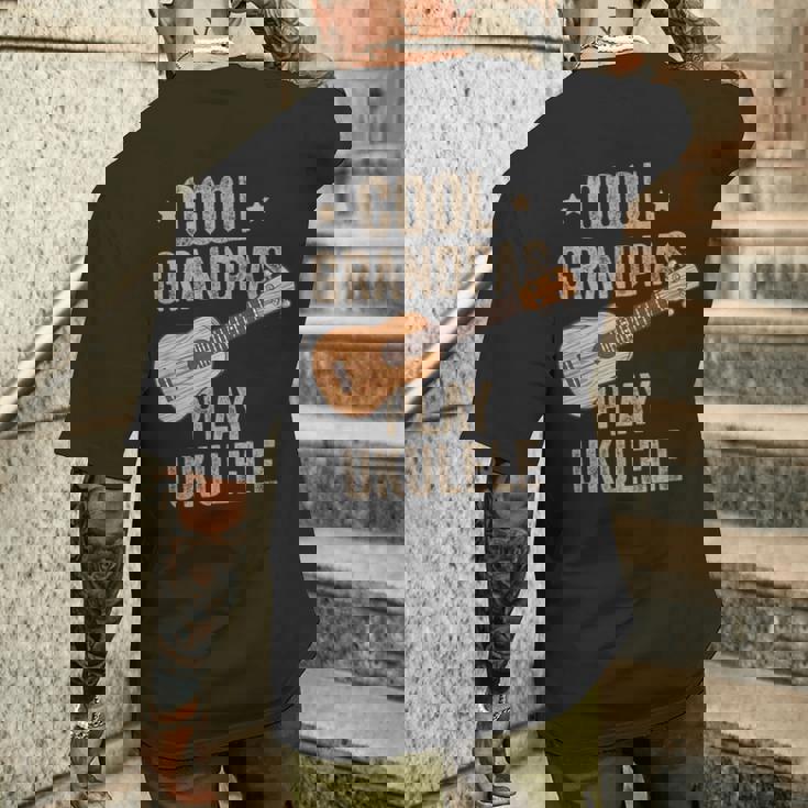 Cool Grandpas Play ウクレレ ウクレレ ミュージックギター メンズTシャツ バックプリント 彼への贈り物