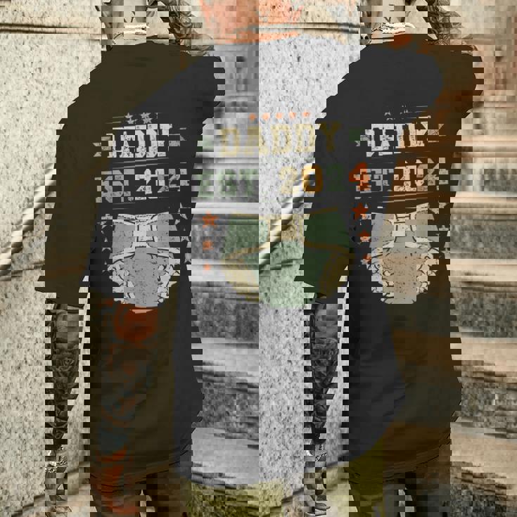 Daddy Est 2024 年生パパ 新米パパ 初めてのパパ 若いパパ メンズTシャツ バックプリント 彼への贈り物