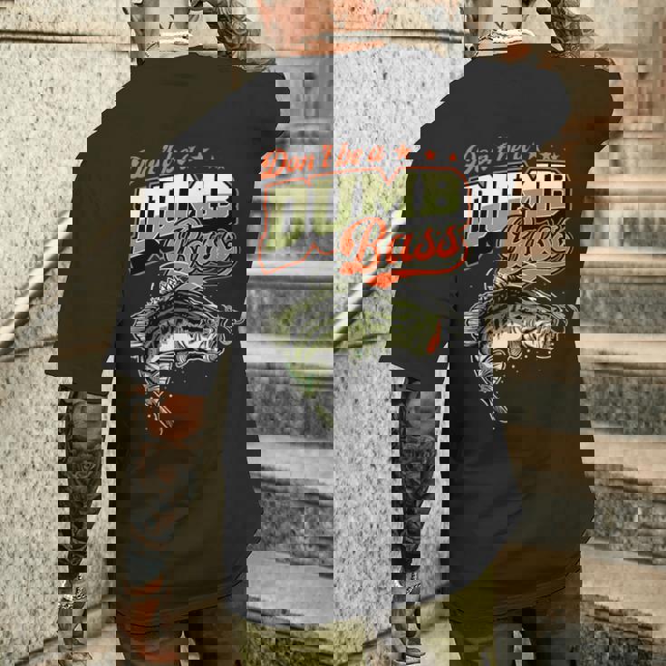 Don't Be A Dumb Bass 面白いバス釣りジョーク メンズTシャツ バックプリント 彼への贈り物