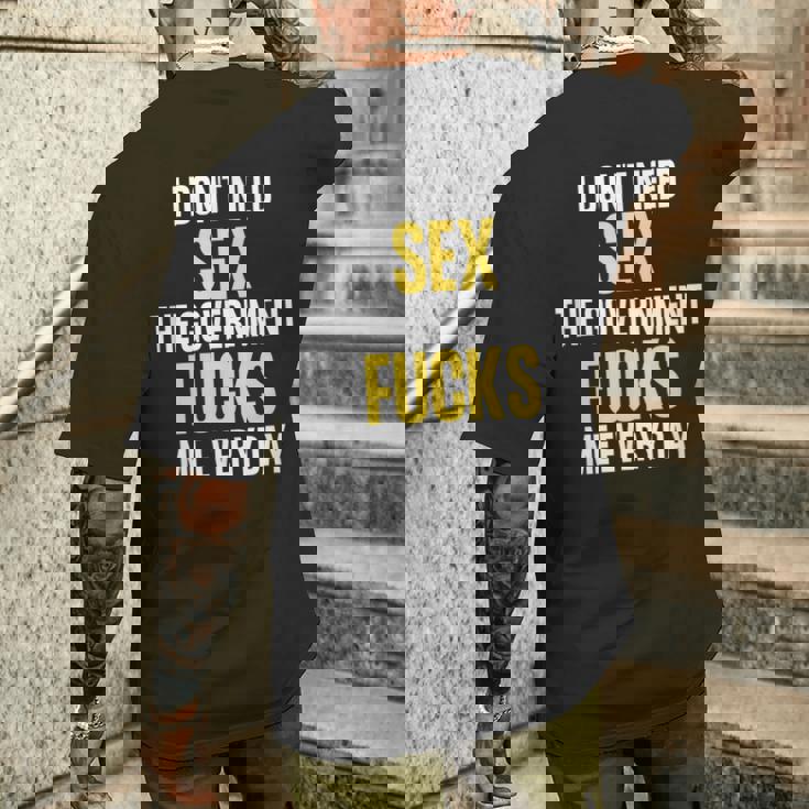 I Don't Needegs The Government F's Me Daily メンズTシャツ バックプリント 彼への贈り物