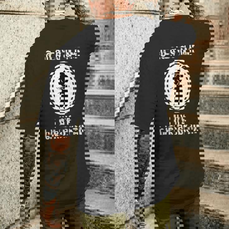 Go Easy On Me I Have Lower Back Pain 面白い言葉 メンズTシャツ バックプリント 彼への贈り物