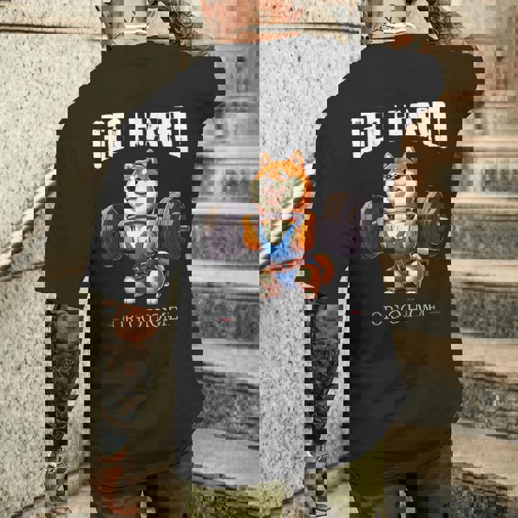 Go Hard Or Go Home 柴犬 犬 ウエイトリフティング フィットネス ジム メンズTシャツ バックプリント 彼への贈り物