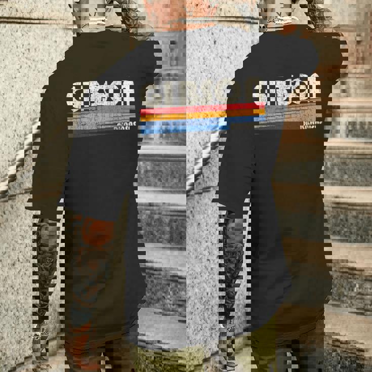 Hometown ヴィンテージ レトロ 70年代80年代スタイル ギブソン アーカンソー州 メンズTシャツ バックプリント 彼への贈り物