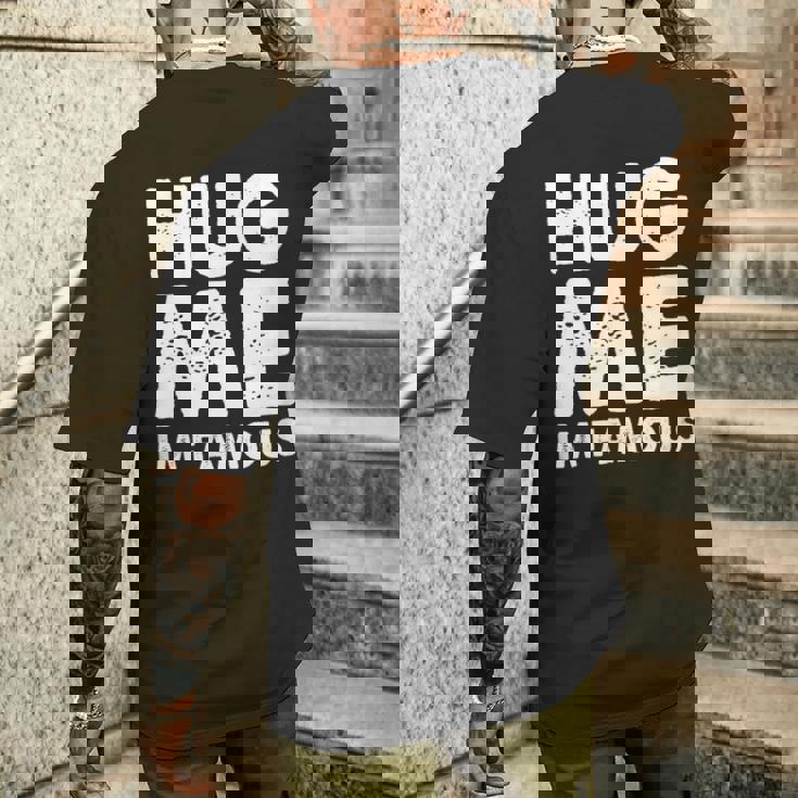 Hug Me I'm Famous ファニーハガー メンズTシャツ バックプリント 彼への贈り物