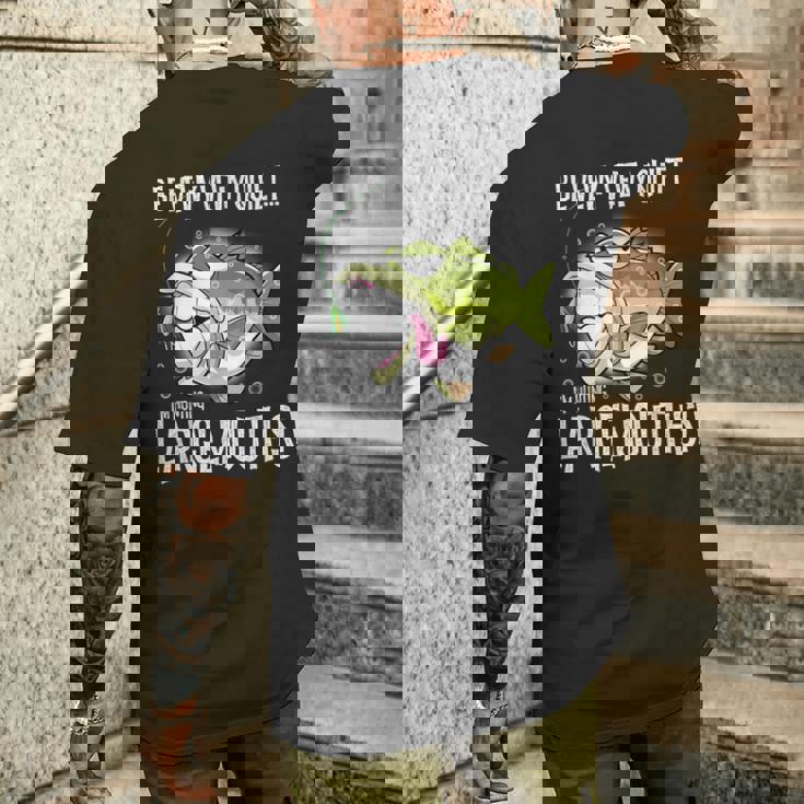 Largemouth Hunter 面白いビッグバス釣りユーモア メンズTシャツ バックプリント 彼への贈り物