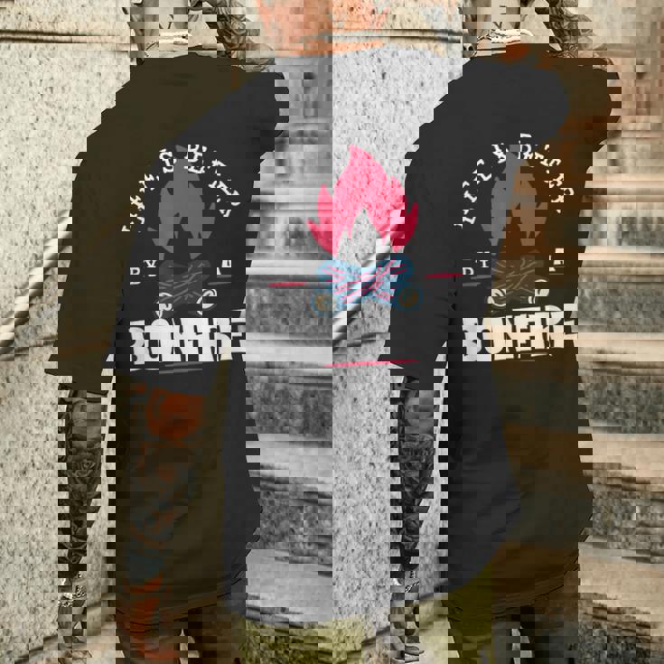 Life Is Better By The Bonfire キャンプファイヤー キャンプ アウトドア ハイカー メンズTシャツ バックプリント 彼への贈り物