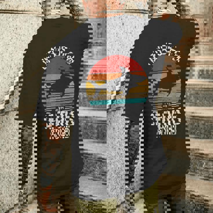 Life Is Better Withharks Around レトロ シャーク メンズTシャツ バックプリント 彼への贈り物