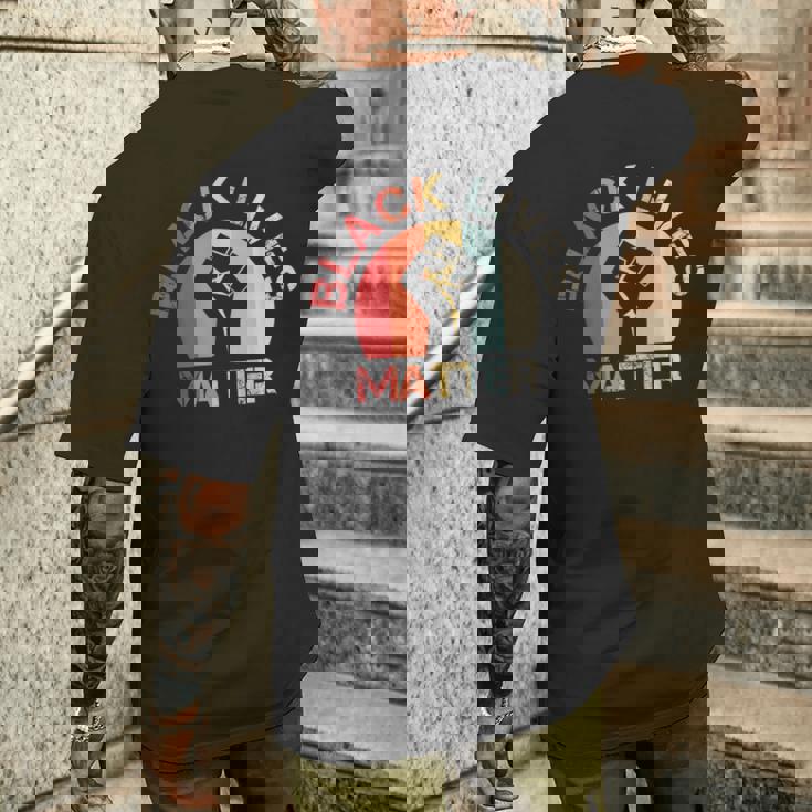 Lives Matter Raised Fist Retrointage No Racism メンズTシャツ バックプリント 彼への贈り物