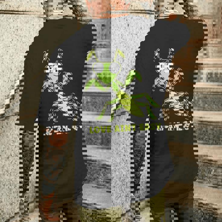 Love Ain't Easy カマキリ ユーモア 昆虫 恋人 ジョーク メンズTシャツ バックプリント 彼への贈り物