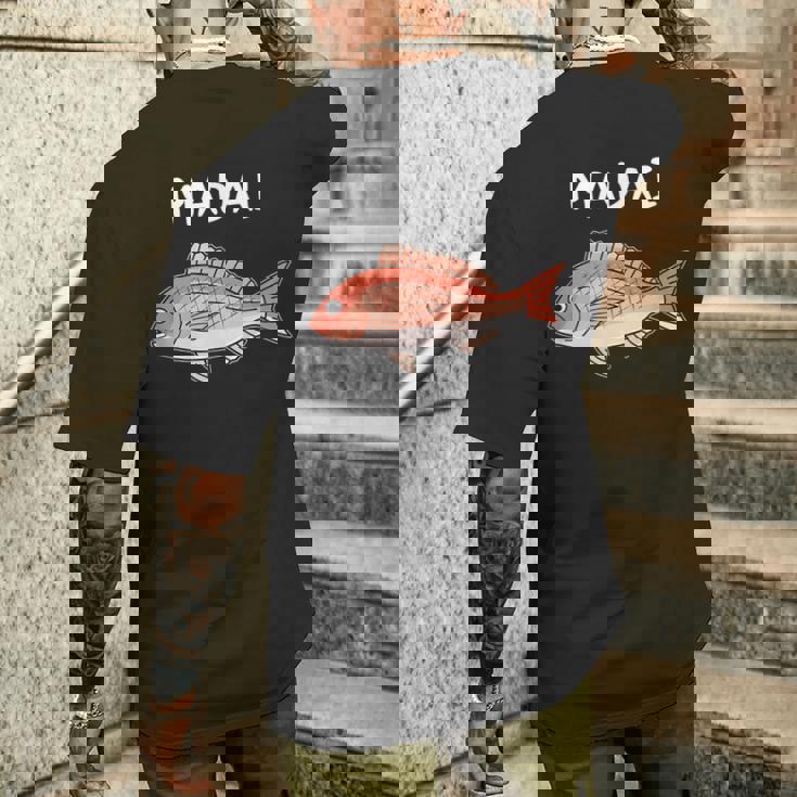 Madai 真鯛 マダイ 魚好き 願掛け 釣り好き 海釣り 趣味 おもしろ 寿司ネタ 趣味釣り 船釣り 釣り メンズTシャツ バックプリント 彼への贈り物