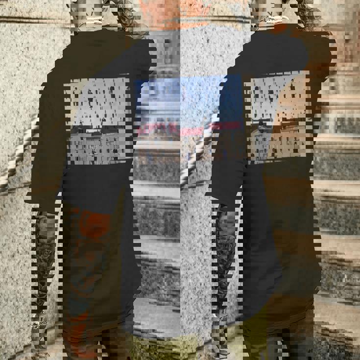 Magritteによるゴルコンダの有名な絵画。 メンズTシャツ バックプリント 彼への贈り物