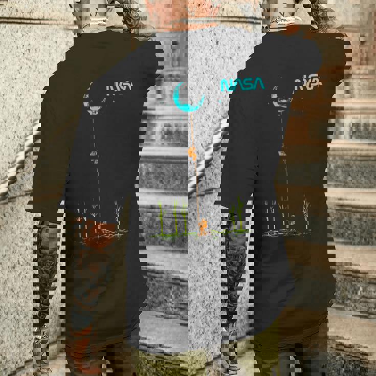 Nasaの宇宙飛行士がロープを登ってムーンワームのロゴを目指す メンズTシャツ バックプリント 彼への贈り物