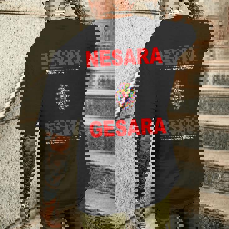 Nesara Gesara、赤い文字。 メンズTシャツ バックプリント 彼への贈り物