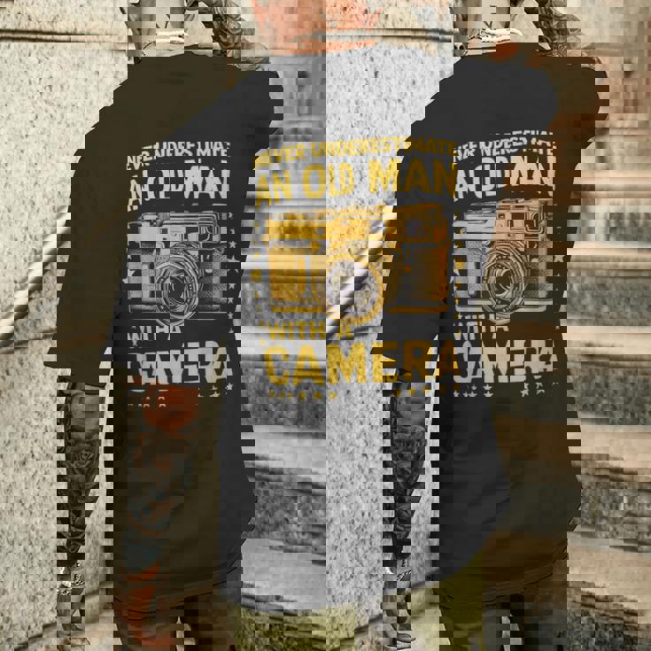 Never Underestimate An Old Man With A Camera レトロ ヴィンテージ メンズTシャツ バックプリント 彼への贈り物