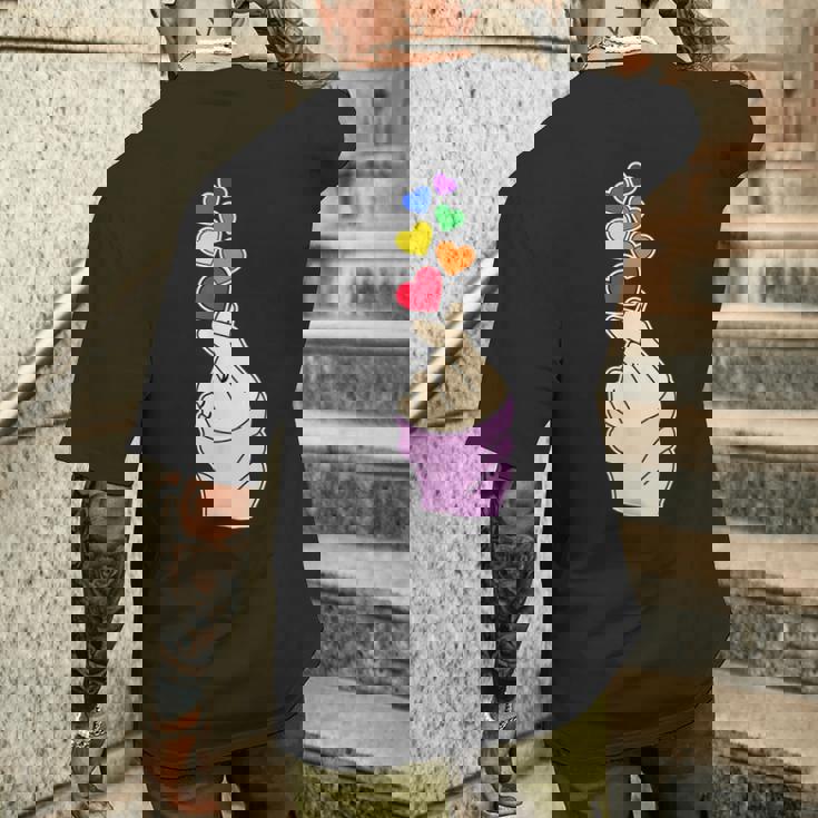 Pride レズビアン ゲイバイセクシャル トランスジェンダー 指 ハート付き メンズTシャツ バックプリント 彼への贈り物