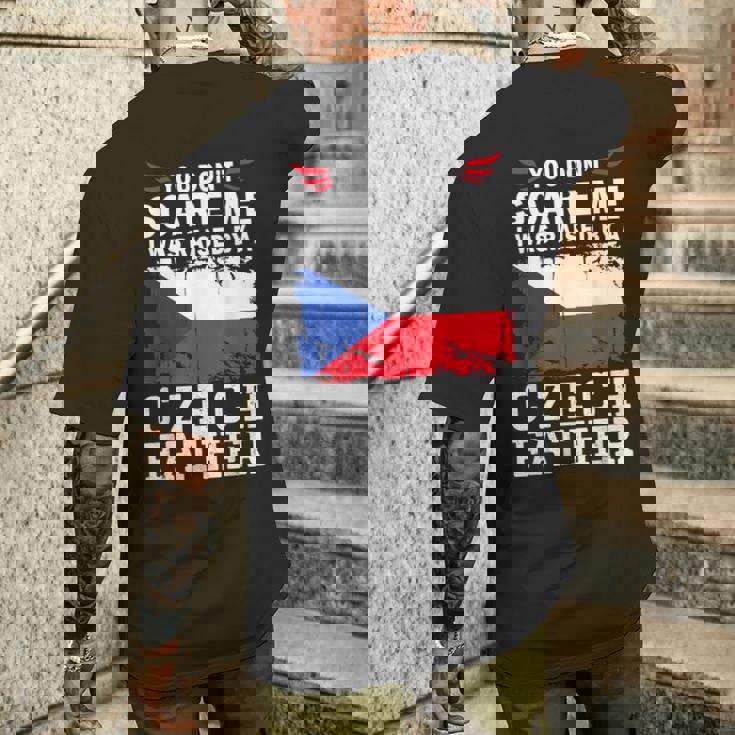 Raised By A Czech Father Father's Day Czech Republic Flag メンズTシャツ バックプリント 彼への贈り物