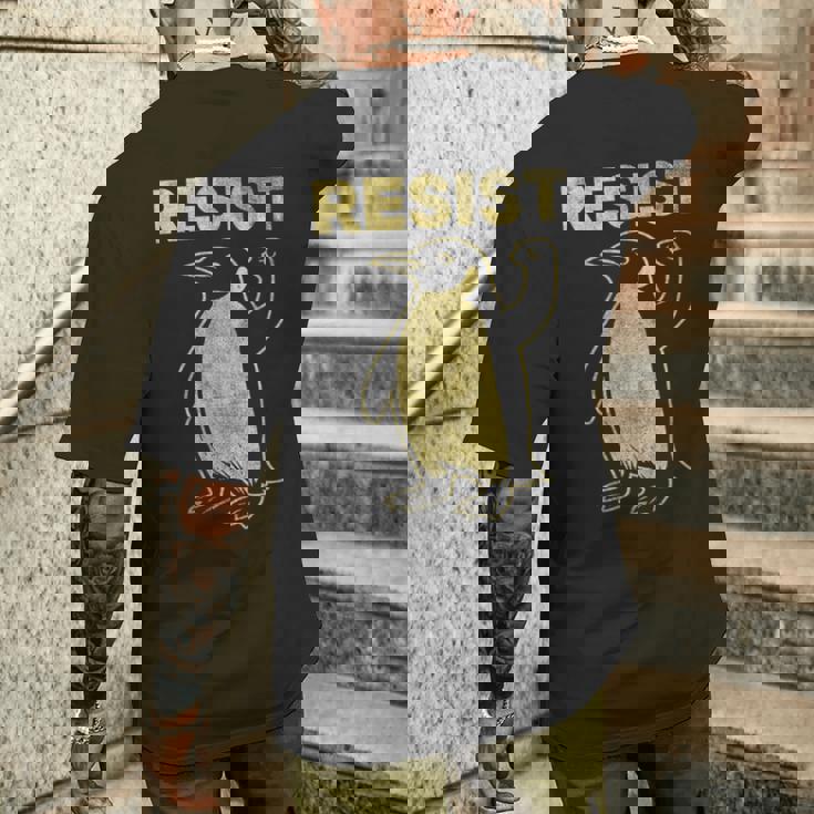 Resist Penguin Resist The Penguin Tariffs T-Shirt mit Rückendruck Geschenke für Ihn