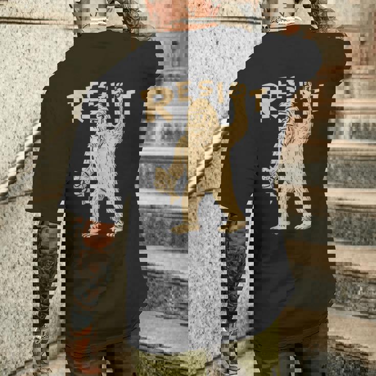 Resist サスカッチティー—面白いクリプティッド抗議 メンズTシャツ バックプリント 彼への贈り物