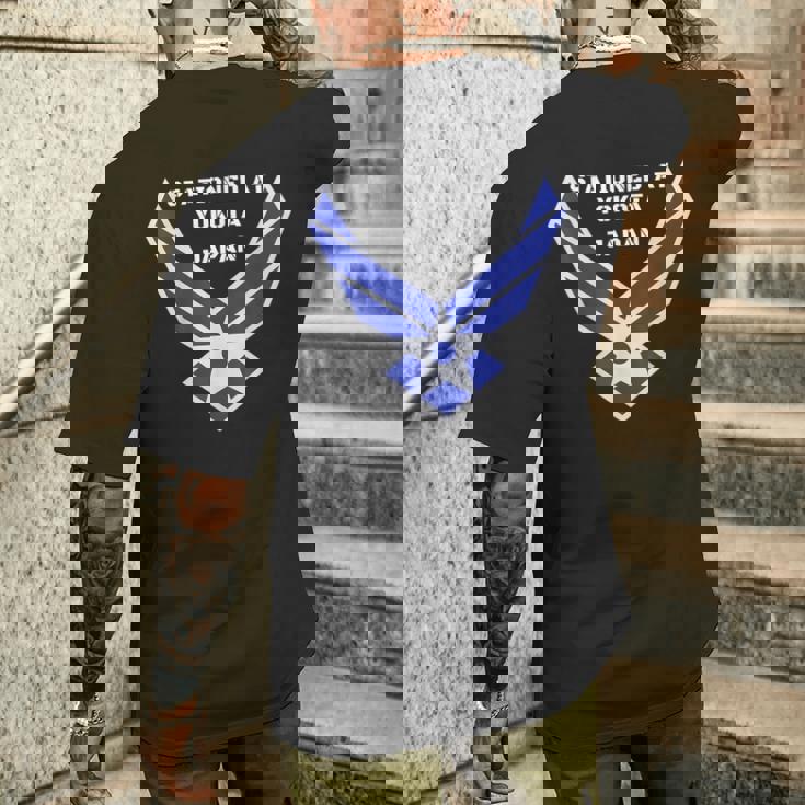 Stationed At Yokota Japan 日本 キャンプ 横田 よこた での任務のツアー メンズTシャツ バックプリント 彼への贈り物