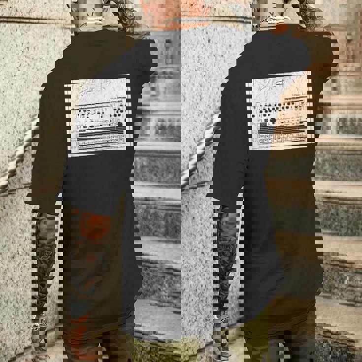 Synthesizer アナログシンセドラムマシン コンピューターヴィンテージオタク メンズTシャツ バックプリント 彼への贈り物