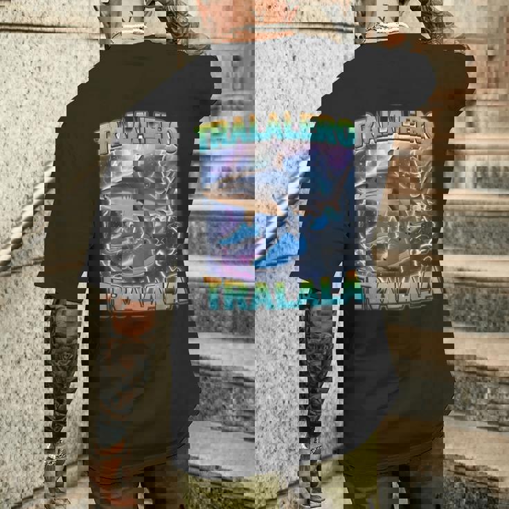 Tralalero Tralala 面白いサメ 靴付き ミーム メンズTシャツ バックプリント 彼への贈り物