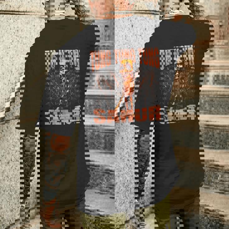 Tung Tung Tungahur 海賊版ブレインロットイタリアンブレインロットミーム メンズTシャツ バックプリント 彼への贈り物